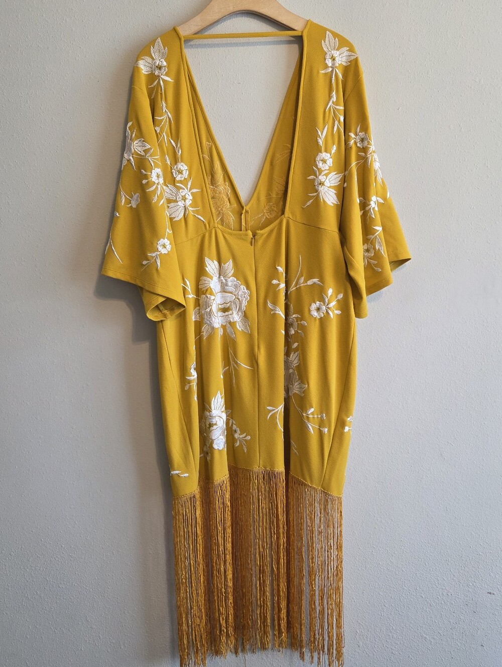 ASOS Design Curve Floral Embroidered Fringe V-Neck Midi Dress 16 Wedding Guest - Picture 9 of 14